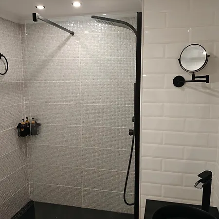 100 Steps To The Sand. アパート